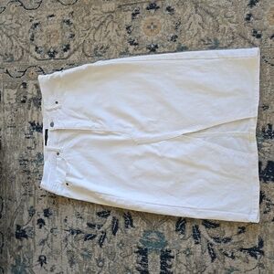 Banana Republic White Cotton Skirt with Black Brand Label